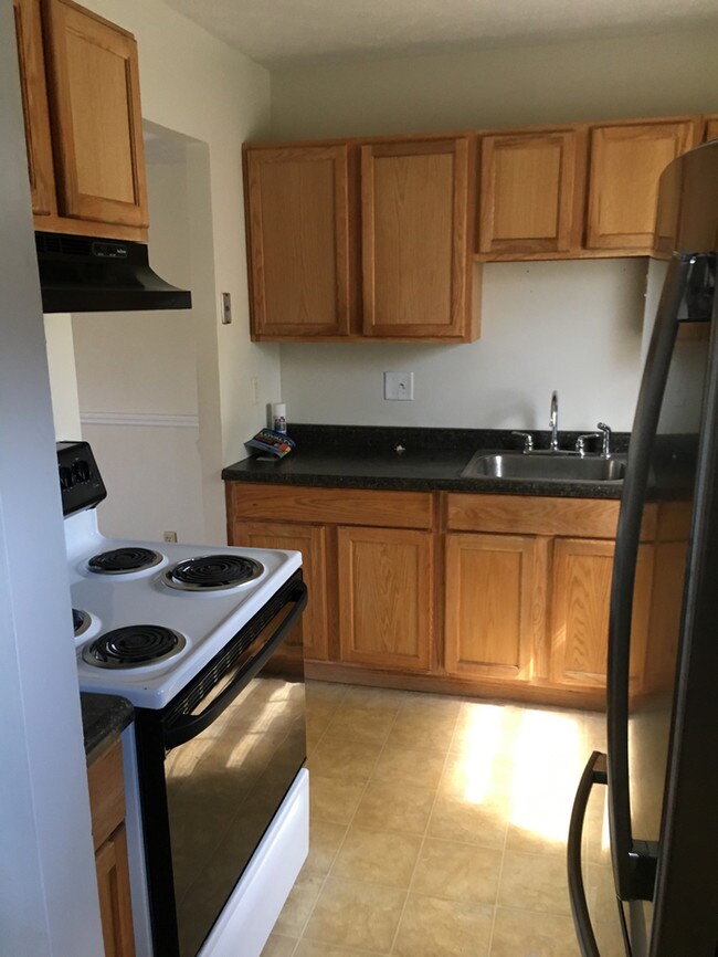 Building Photo - 3 bedroom townhouse Colearain