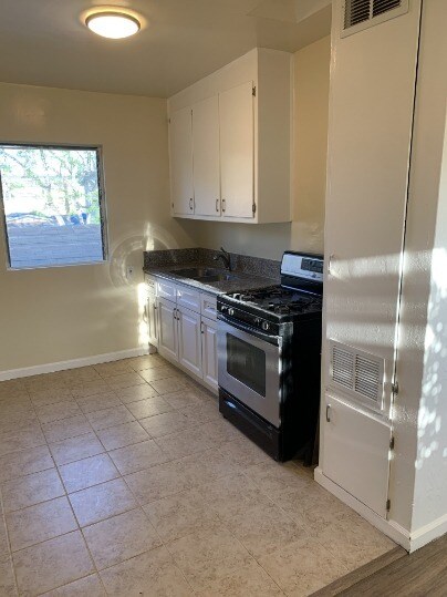 Foto del edificio - CHARMING 2-BEDROOM APARTMENT WITH NEW LAMI...
