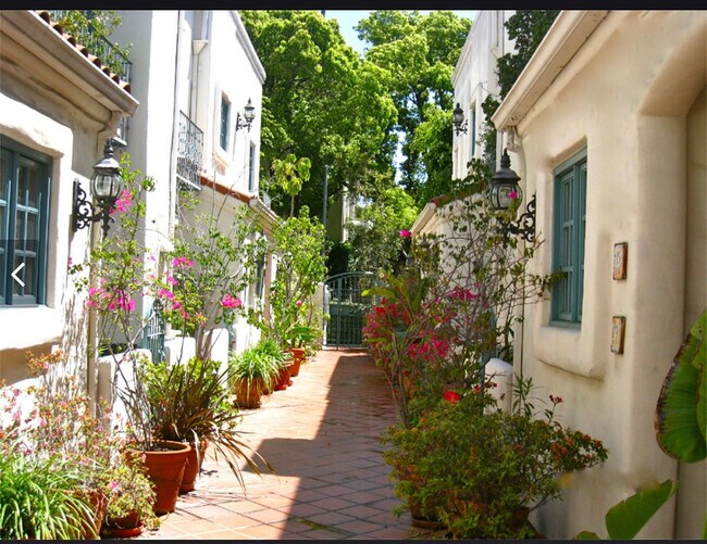 Center Courtyard - view east - 1123 N Flores St