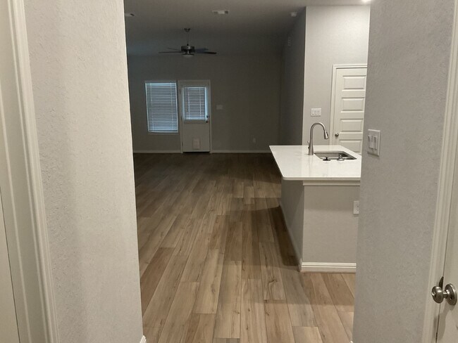 Building Photo - Move in Special - SECOND MONTH FREE| Gorge...
