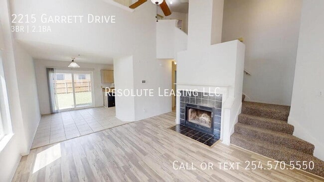 Building Photo - 2215 Garrett Dr