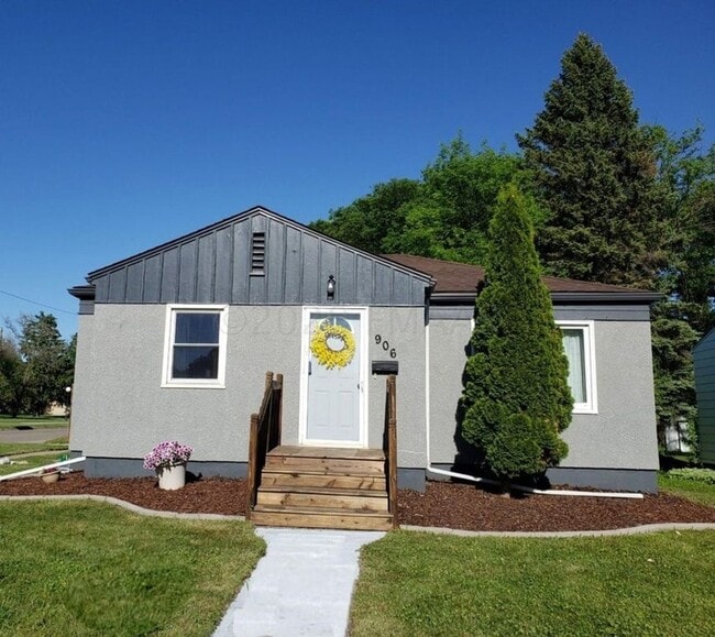 Building Photo - 4 Bedroom Across from MSUM!