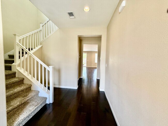 Building Photo - Great Home available immediately