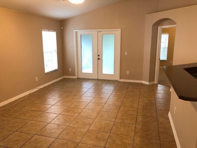 Building Photo - Upscale 3 bedroom 2 bathroom in Gated Comm...