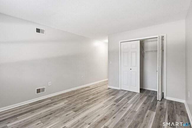 Foto del edificio - 808 Twin Circle Dr