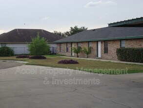 Building Photo - 1201 W Carmen Ave