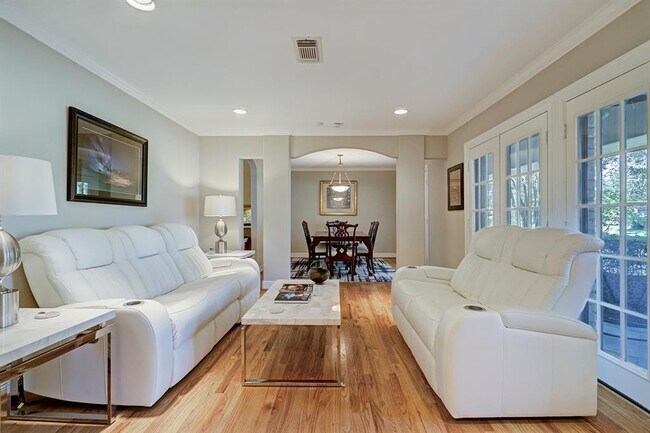 Building Photo - 10118 Cliffwood Dr