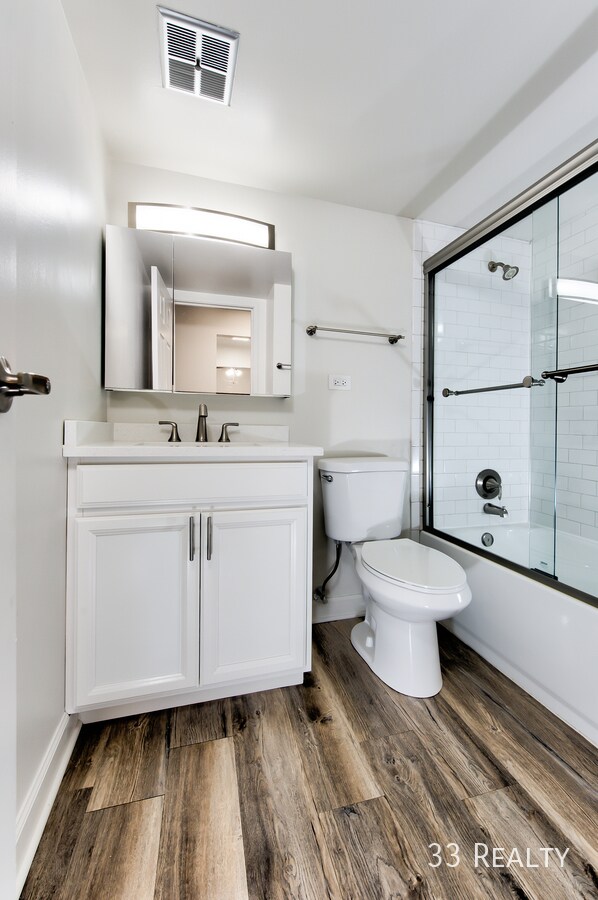 Building Photo - NEWLY Renovated Beautiful Spacious 1 Bedro...