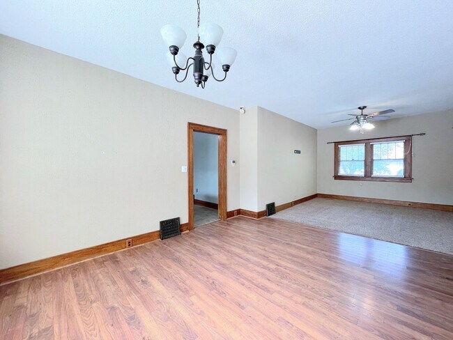 Foto del edificio - Spacious 3 bedroom home with finished base...