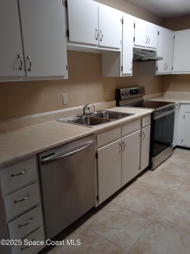 Building Photo - 3550 Sable Palm Ln