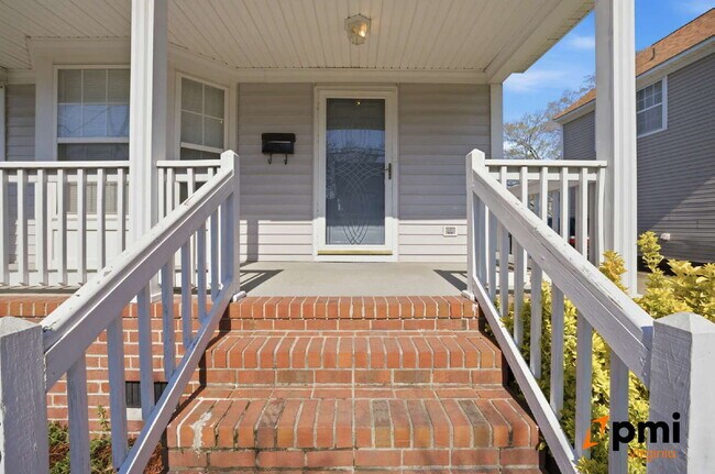 Building Photo - 3 BEDROOM 2.5 BATH WITH FENCED IN YARD AND DETACHED GARAGE FOR RENT IN NORFOLK!