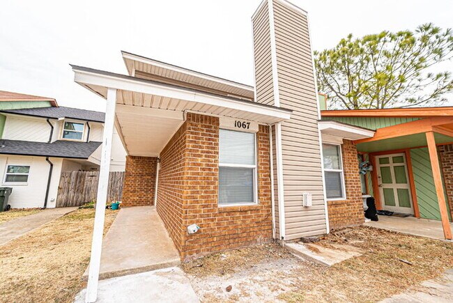 Foto del edificio - Updated 2-Bed, 1.5-Bath Townhome in NW Nor...