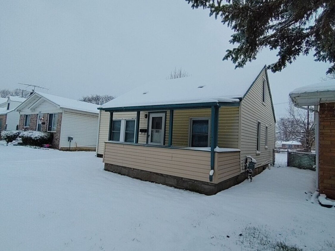 Primary Photo - 3 Bedroom bungalow in Warren! $1150/mo