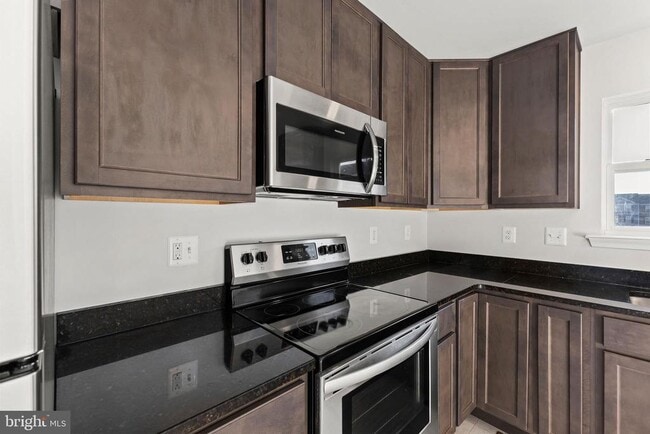 Building Photo - 64 Grant St