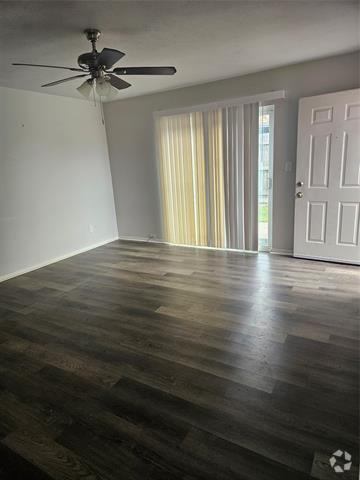 Building Photo - 534 Canary Ln