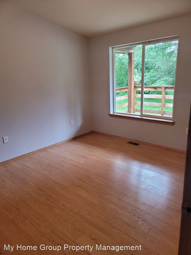 Building Photo - 4 br, 2.5 bath House - 6812 342nd St S