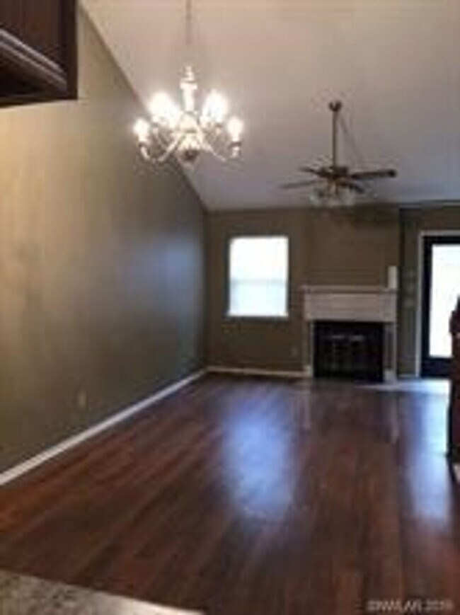 Building Photo - Cute 2 bedroom / 2 bath Condo with WASHER ...