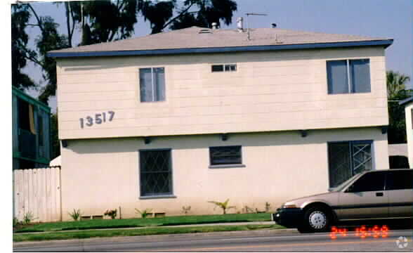 Foto del edificio - 13511-13517 Victory Blvd