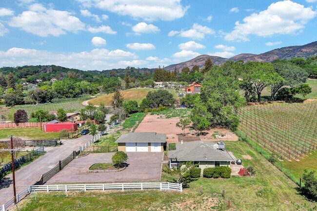 Foto del edificio - 2 bedroom 1 bath home on 1.5 acres w/ Vine...