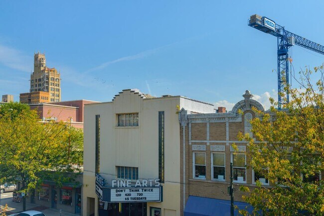 Building Photo - Downtown Top-Floor Loft