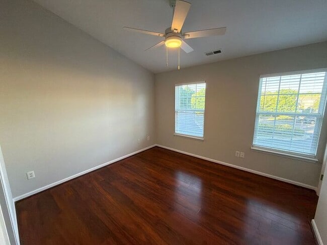 Building Photo - 2 Bedroom 1.5 Bathroom