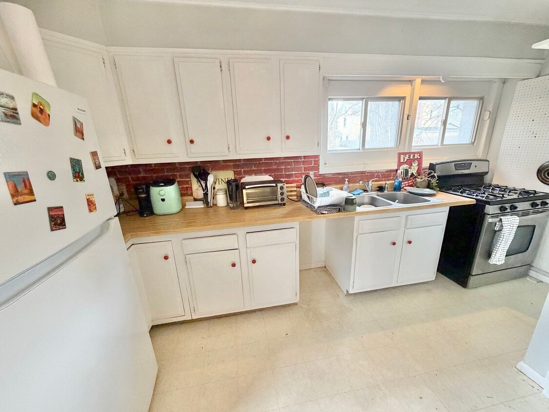 3 Bedroom Apartment in Burlington VT Available 6/1! - 3 Bedroom Apartment in Burlington VT Available 6/1!