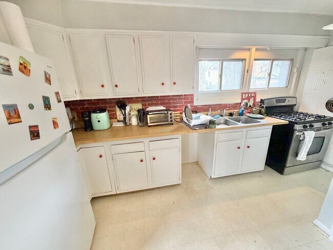 Foto del edificio - 3 Bedroom Apartment in Burlington VT Available 6/1!
