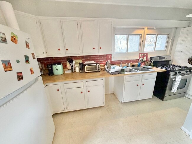 3 Bedroom Apartment in Burlington VT Available 6/1! - 3 Bedroom Apartment in Burlington VT Available 6/1!