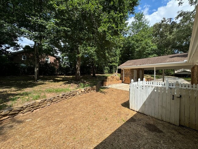 Building Photo - Cute and Spacious Brick Ranch Eastside Hom...