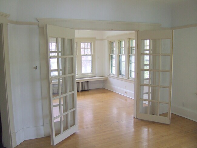 Fotografía del edificio - 3030-3032 N Downer Ave