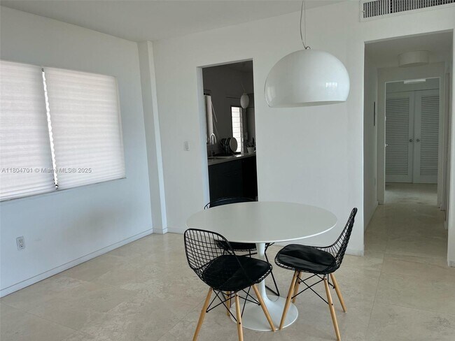 Foto del edificio - 9101 E Bay Harbor Dr