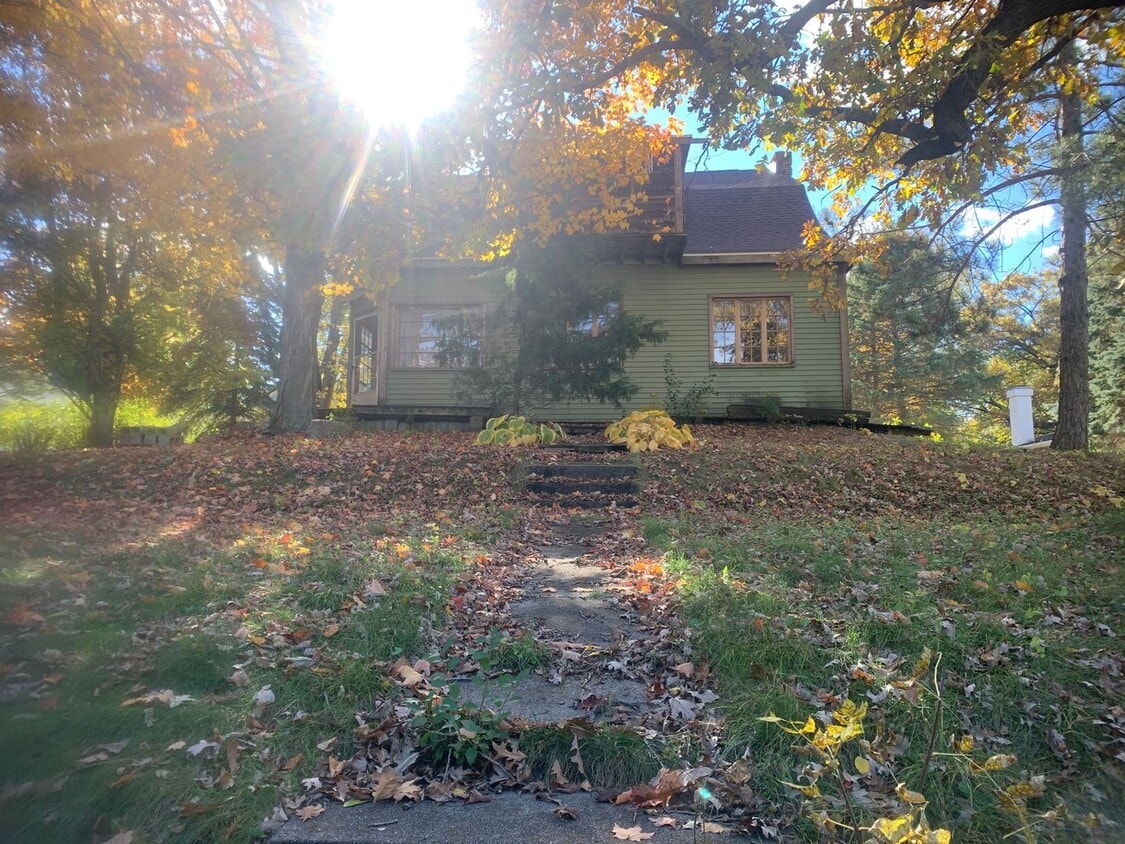 341343 College St Unit 343 College St., Milton, WI 53563 Room for