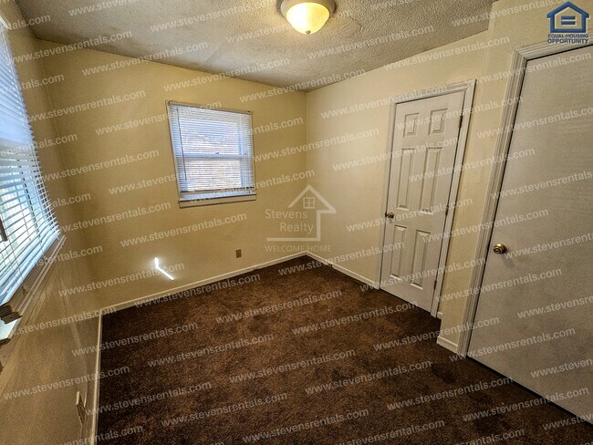 Building Photo - 145 Briarwood Dr