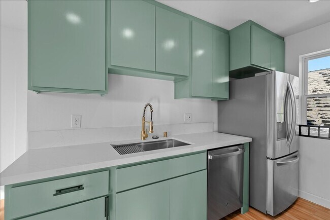 Foto del edificio - Modern Three Story Apartment!