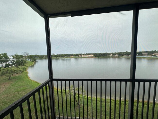 Foto del edificio - 8710 N Sherman Cir
