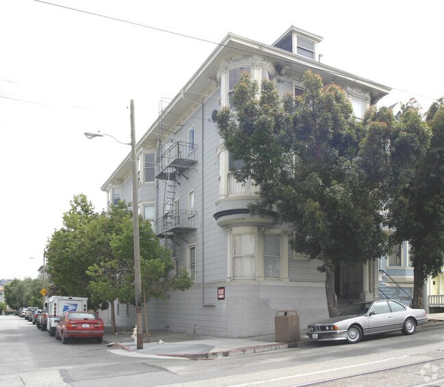 Building Photo - 551-555 Duboce Ave