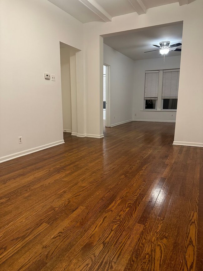 Building Photo - Beautiful 1 Bed Apartment in North Center/ Ravenswood Area Available August or September 1st