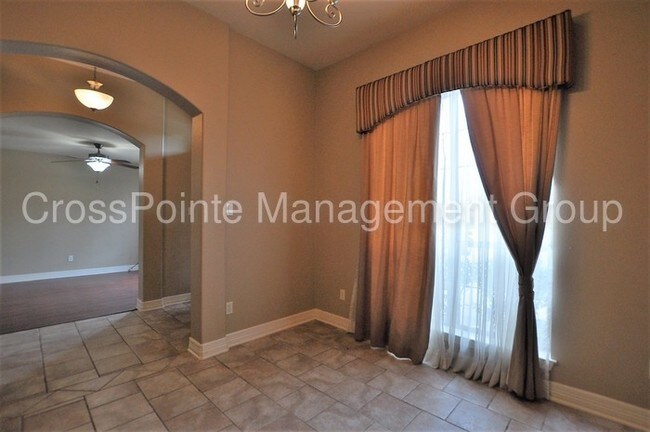 Building Photo - Stunning 4 Bedroom in Flint!