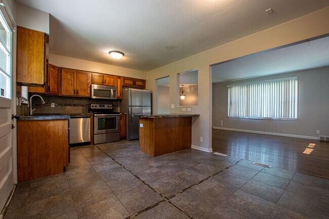 Building Photo - 3 Bedroom / 2 Bath off 72nd and Grover!