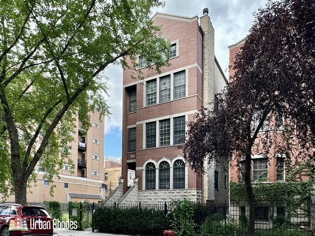 Building Photo - 934 W Leland Ave
