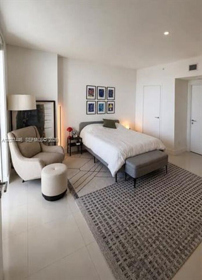 Building Photo - 1300 Brickell Bay Dr