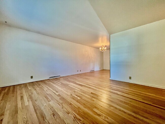 Building Photo - Large Aurora Lynn Knolls Home
