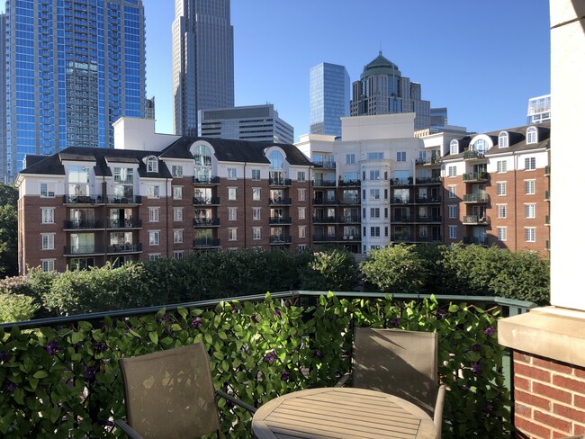 Private balcony - 300 W 5th St