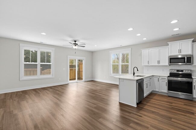 Building Photo - Townhome in Hampstead!
