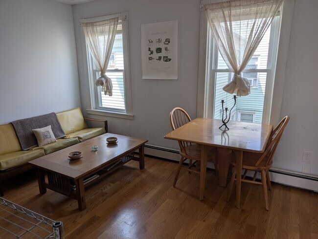 Sala de estar - 36R Otis St