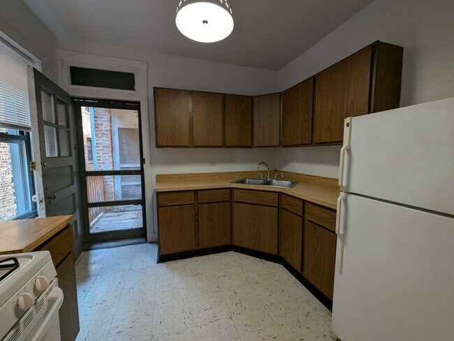 Building Photo - 3521 N Racine Ave