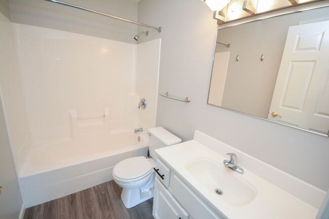 Building Photo - Great Willows loft-style condo w/oversize ...