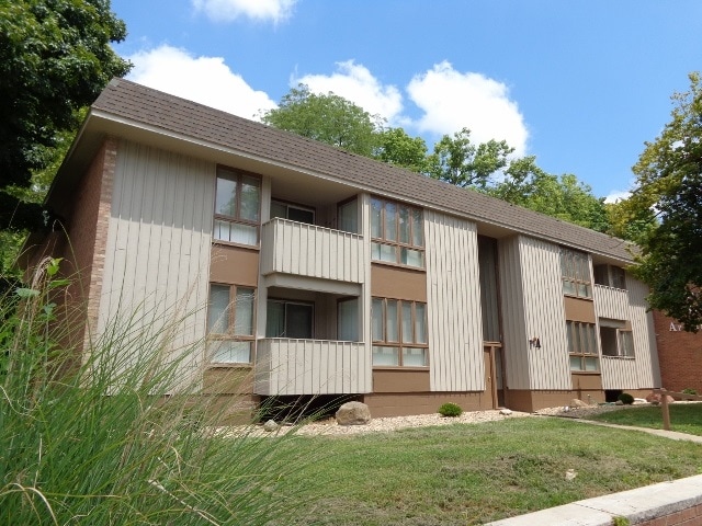 Building Photo - Carriage Hill Apartments