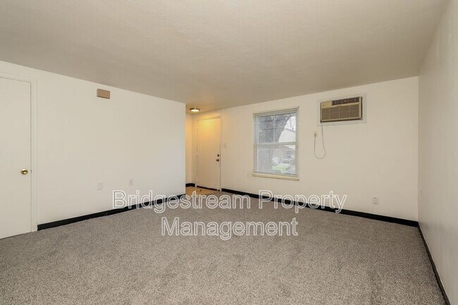 Building Photo - 146 Forest St