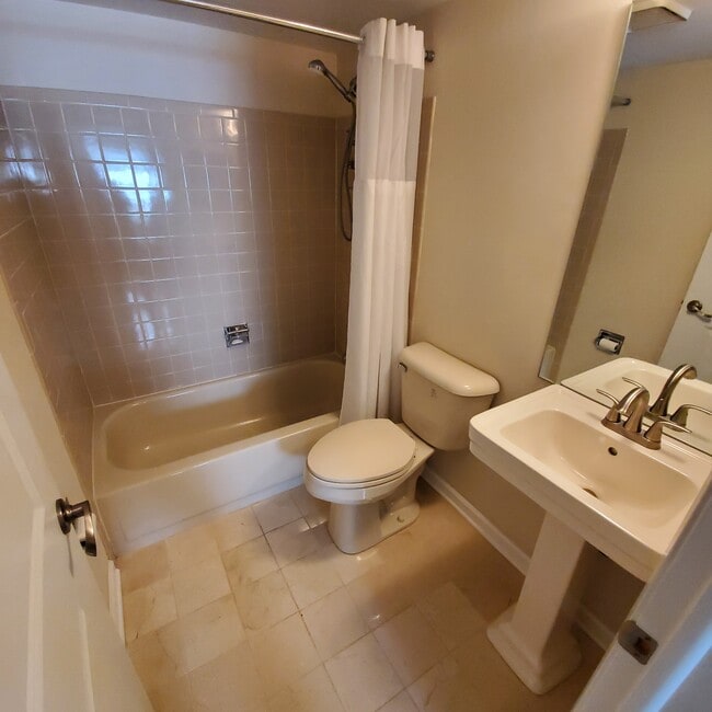 Building Photo - 122 White Branch Ct